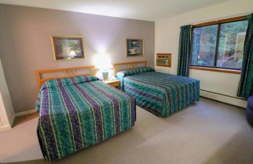 West Bridgewater Hotel | Cozy Cedarbrook Two Double Bed Room with Pool & Hot Tub