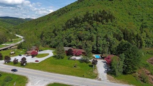 West Bridgewater Hotel | Cozy Cedarbrook Two Double Bed Room with Pool & Hot Tub