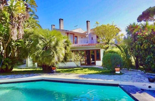 Costa de Caparica Villa | Cedars Guest House: Oceanfront Retreat Near Lisbon