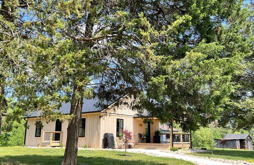 Bedford Cabin | Pet-Friendly Cedar’s Rest: Rated 10/10 with Spa Access