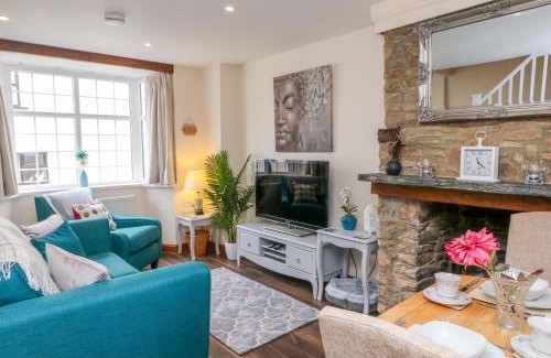 Broadwoodkelly House | Inviting Cedarwood Cottage: 4-Star, Pet & Child Friendly