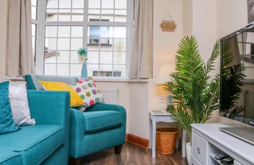 Broadwoodkelly House | Inviting Cedarwood Cottage: 4-Star, Pet & Child Friendly