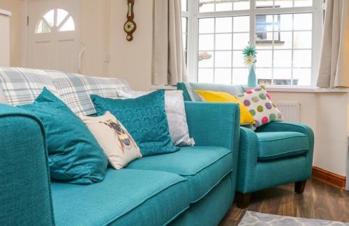 Broadwoodkelly House | Inviting Cedarwood Cottage: 4-Star, Pet & Child Friendly