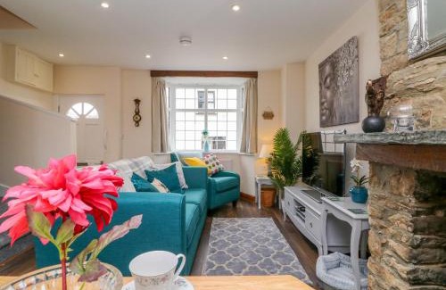 Broadwoodkelly House | Inviting Cedarwood Cottage: 4-Star, Pet & Child Friendly