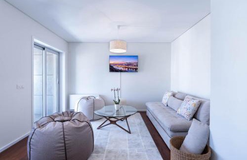 Uniao de Freguesias do Centro Apartment | Bright Cedofeita Apartment with Balcony & Prime Parking