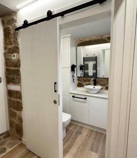 Celanova Apartment | Celanova House: Family-Friendly Retreat with 9.8 Rating