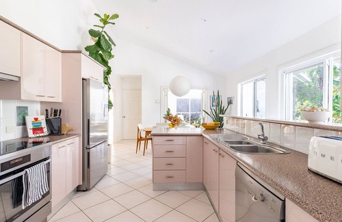 Corlette House | Bright & Pet-Friendly Celeste House with Ocean Views