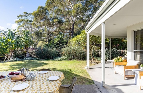 Corlette House | Bright & Pet-Friendly Celeste House with Ocean Views