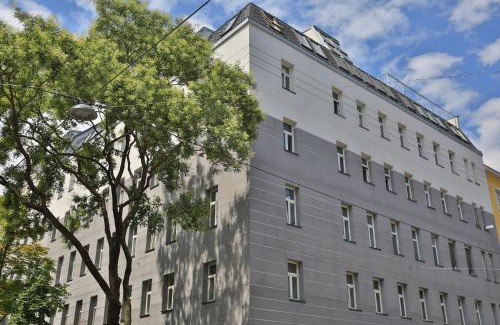 Favoriten Apartment | Sunny Penthouse with Terrace & Amazing View - 4 Star Stay