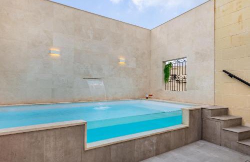 Xaghra House | Celestina Farmhouse: Pet-Friendly Retreat with Pool & High Ratings