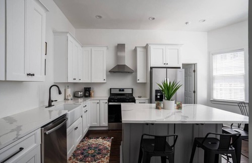 Radcliffeborough Apartment | Celestine Suite: Pet-Friendly Stay Near King Street
