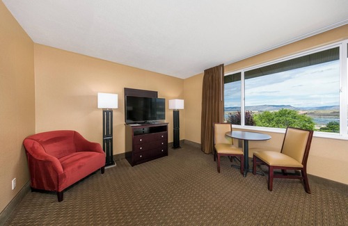 The Dalles Hotel | Discover Celilo Inn: Family-Friendly with Pool & Spa