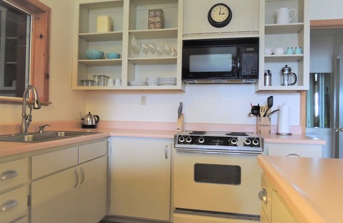 Murphys Apartment | Tranquil Cellar Master's Suite with Pet-Friendly Amenities
