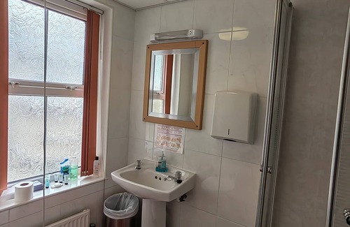 Aberystwyth House | Cozy Celtic Bay Guest House with Family-Friendly Amenities