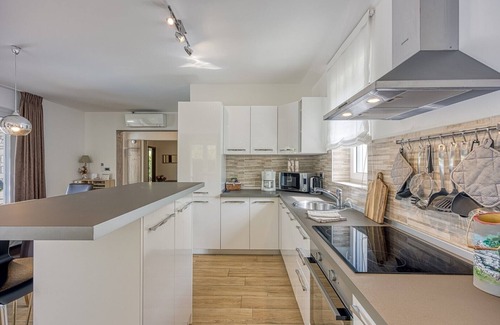 Groznjan Villa | Relax at Celtis House: Pool, Spa & Whirlpool Retreat