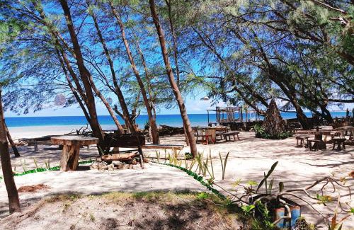 Mondu Resort | Cozy Pondok Wisata Pantai Cemara: Ocean Views & Private Beach