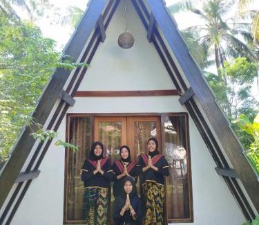 Kecamatan Lembar Cabin | Oceanfront Retreat at Cemare Cottage - Rated 8.3/10!