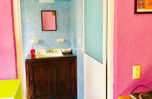 De Guadalupe Apartment | Budget-Friendly Central Comfy Studio with Breakfast Included