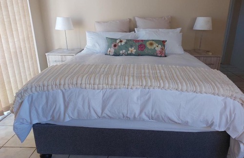 Nahoon Apartment | Cozy Cenikma Guest Suites - Couples Room with Ocean View