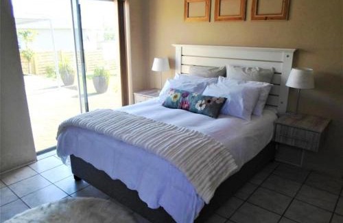 Nahoon Apartment | Cozy Cenikma Guest Suites - Couples Room with Ocean View