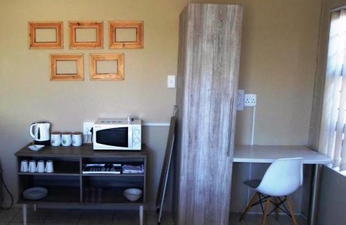 Nahoon Apartment | Cozy Cenikma Guest Suites - Couples Room with Ocean View