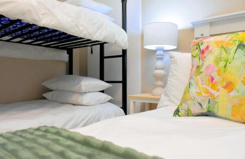 Nahoon House | Family-Friendly Cenikma Guest Suites with Oceanfront Views