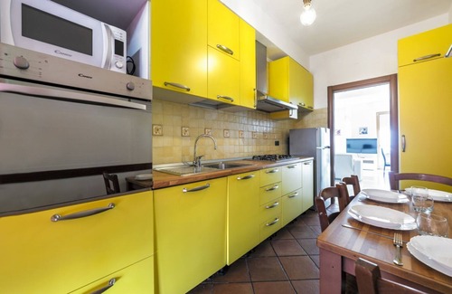 Bullona Apartment | Inviting Cenisio M5 Apartment with Balcony & Breakfast