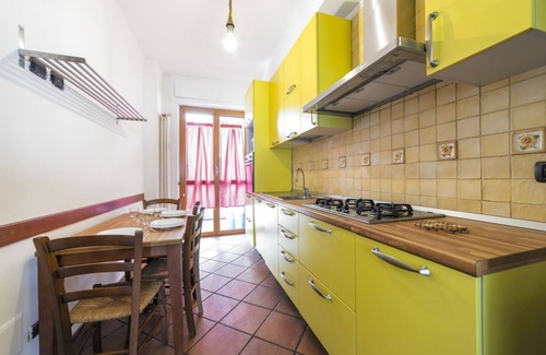 Bullona Apartment | Inviting Cenisio M5 Apartment with Balcony & Breakfast