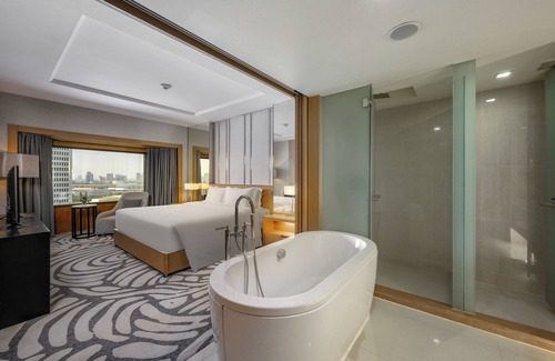 Chatuchak Hotel | Elegant Centara Grand at Central Plaza Bangkok with Pool & Spa