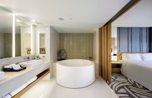 Chatuchak Hotel | Elegant Centara Grand at Central Plaza Bangkok with Pool & Spa