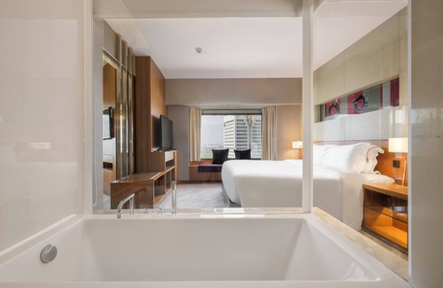 Chatuchak Hotel | Elegant Centara Grand at Central Plaza Bangkok with Pool & Spa