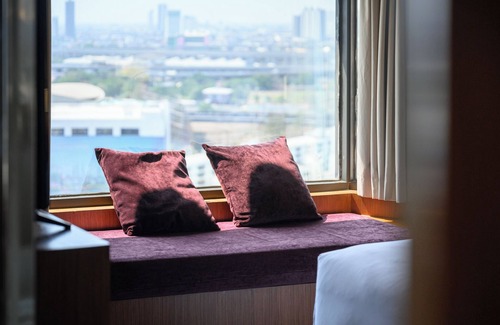 Chatuchak Hotel | Elegant Centara Grand at Central Plaza Bangkok with Pool & Spa