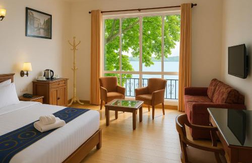 Embilipitiya Hotel | Idyllic Centauria Lake Resort with Private Pool & Breakfast