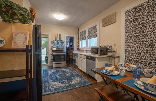 Memphis House | Prime Center City Stay with Lake Views and Spa Amenities