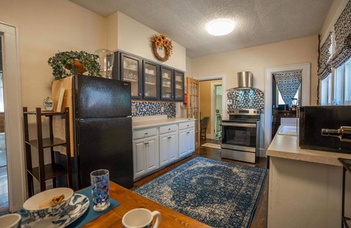 Memphis House | Prime Center City Stay with Lake Views and Spa Amenities