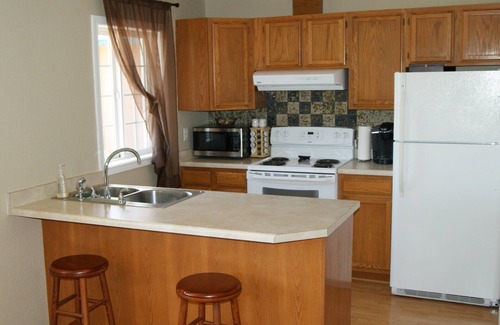 Ocean Shores Condo | Cozy Center of Town Retreat with Fireplace & Free Wi-Fi