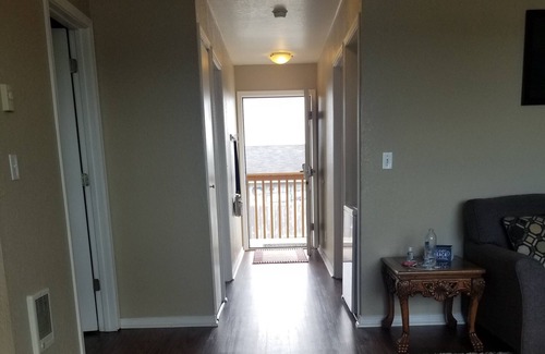 Ocean Shores Condo | Cozy Center of Town Retreat with Fireplace & Free Wi-Fi