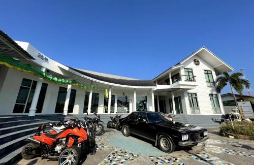 Thong Sala Hotel | Convenient Stay at Centerpoint Koh Phangan with Family Amenities