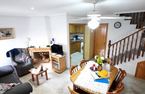 Santa Pola House | Ideal Retreat: Central Home with Terrace Near Beach & Wifi