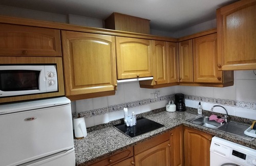 Santa Pola House | Ideal Retreat: Central Home with Terrace Near Beach & Wifi