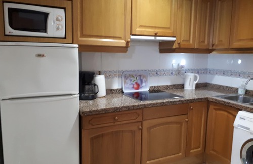 Santa Pola House | Ideal Retreat: Central Home with Terrace Near Beach & Wifi