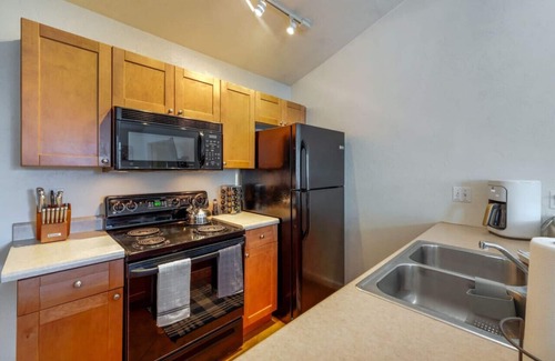 Blenman-Elm Apartment | Cozy Central Guesthouse with Spa and Family-Friendly Amenities