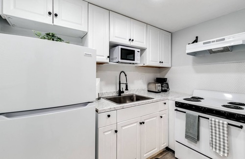 Virginia Gardens Apartment | Convenient 1B Apartment Near Airport with Pool & Spa