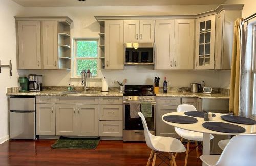 Alta Vista Apartment | Perfect SA Couples Getaway with Full Kitchen & Patio