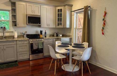 Alta Vista Apartment | Perfect SA Couples Getaway with Full Kitchen & Patio