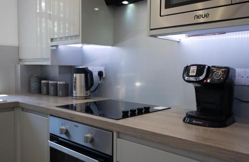 Rushmoor District Apartment | Convenient 3-Bed Apartment Near Station with Free Parking