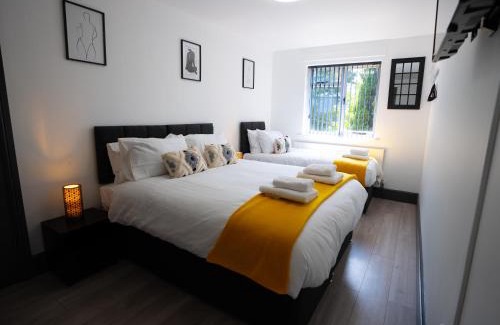 Rushmoor District Apartment | Convenient 3-Bed Apartment Near Station with Free Parking