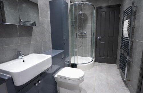 Rushmoor District Apartment | Convenient 3-Bed Apartment Near Station with Free Parking