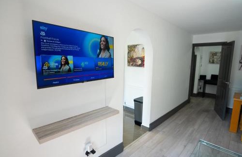 Rushmoor District Apartment | Convenient 3-Bed Apartment Near Station with Free Parking