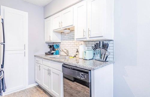 Brentwood Apartment | Convenient 1BR King Suites Near Downtown & Domain